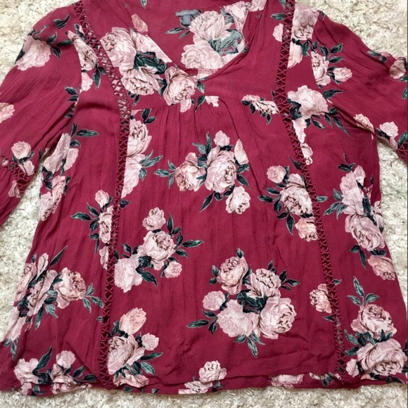 Gorgeous Floral Patterned V Neck Blouse - Picture 3 of 9